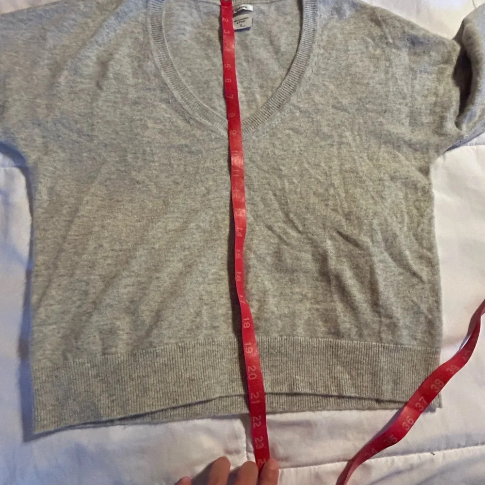 Abercrombie & Fitch Cashmere Gray V-Neck Sweater Retail $160 Size Medium - Picture 4 of 6